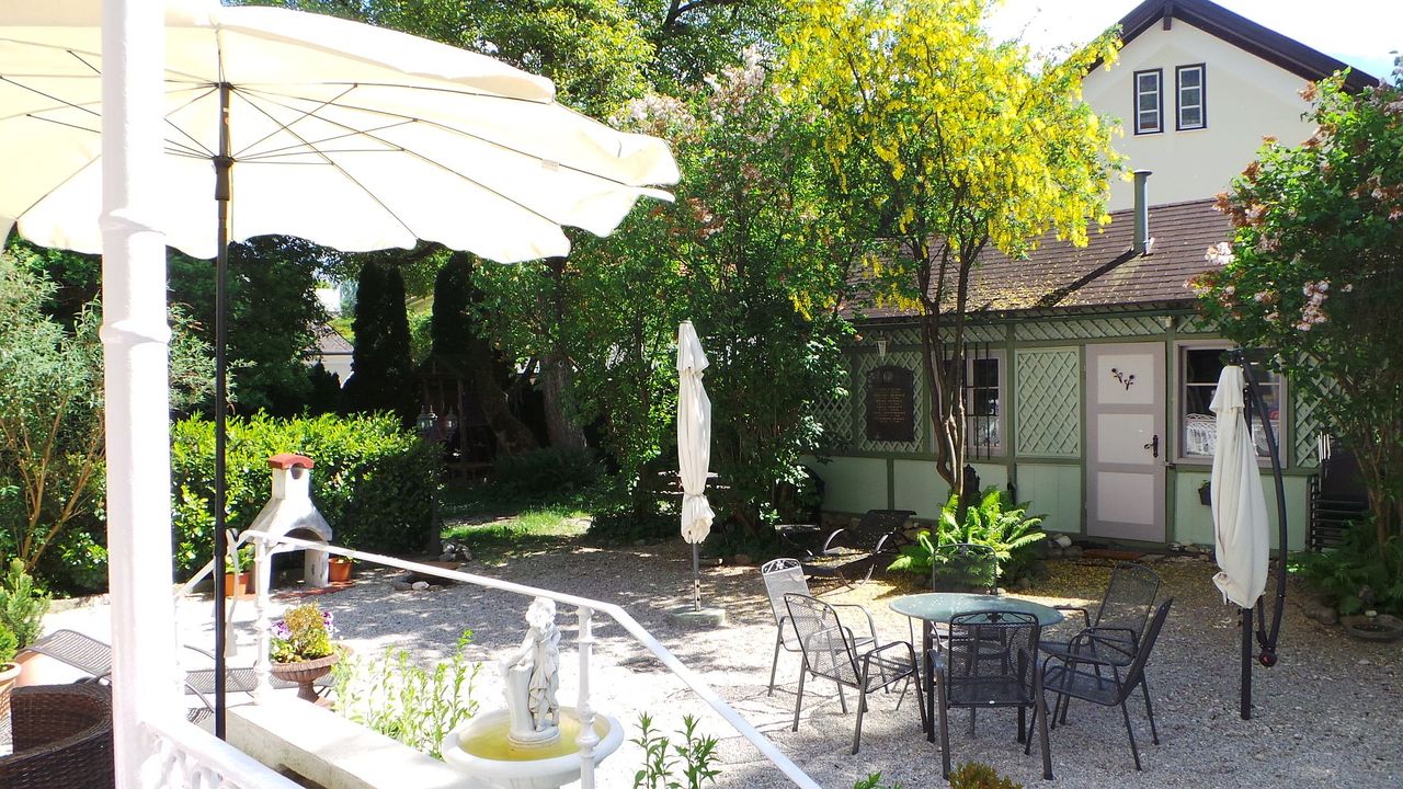 Garten mit Nebengebäude Sitzbereich Garten mit Nebengebäude Sitzbereich